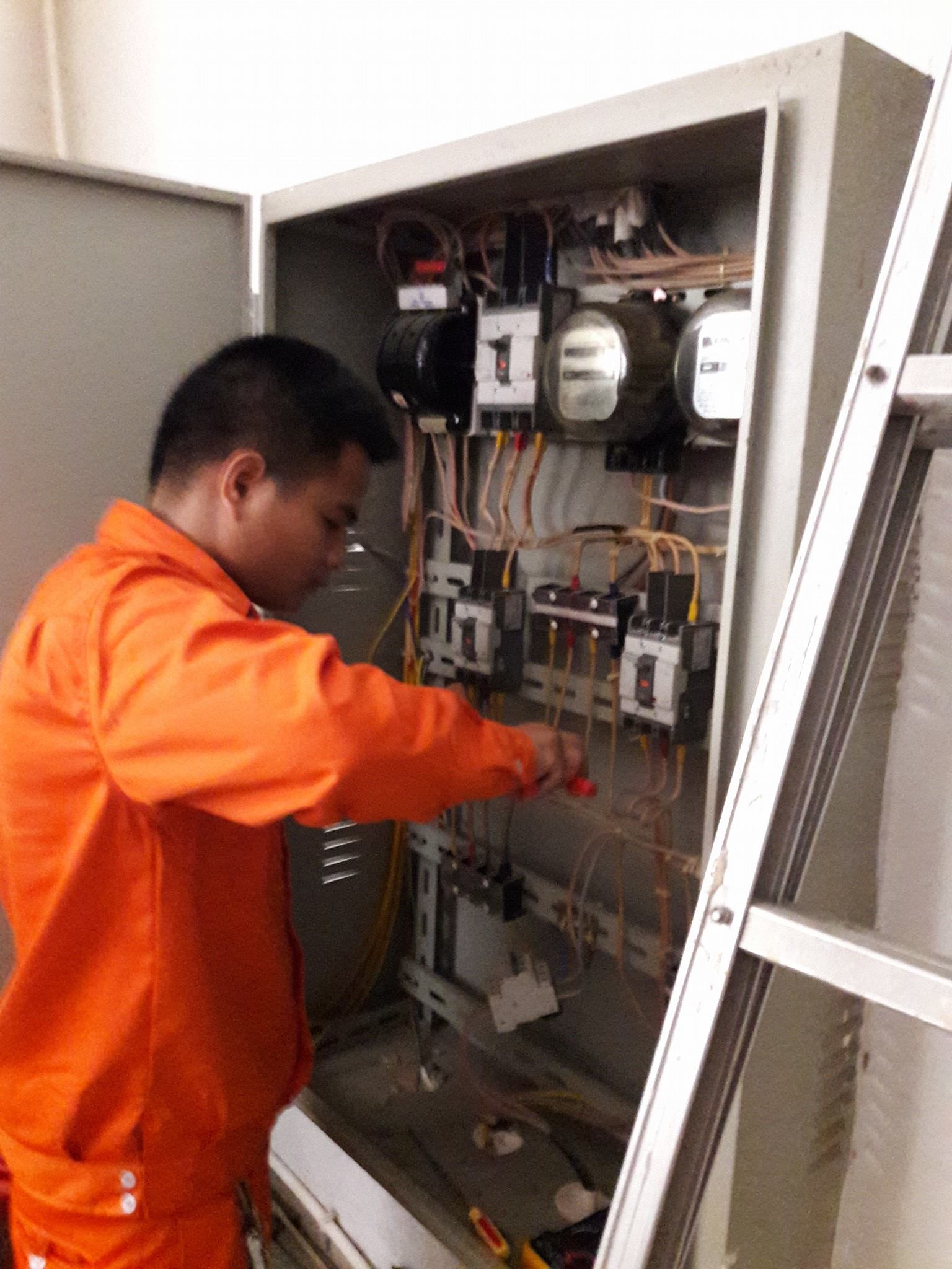 Thợ lắp đặt công tơ, đồng hồ điện tại nhà Hà Nội