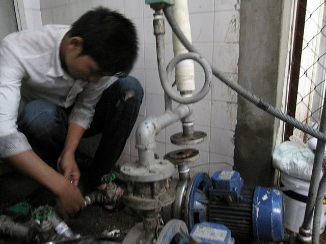 Thợ sửa chữa máy bơm nước tại nhà ở tại Quận Cầu Giấy